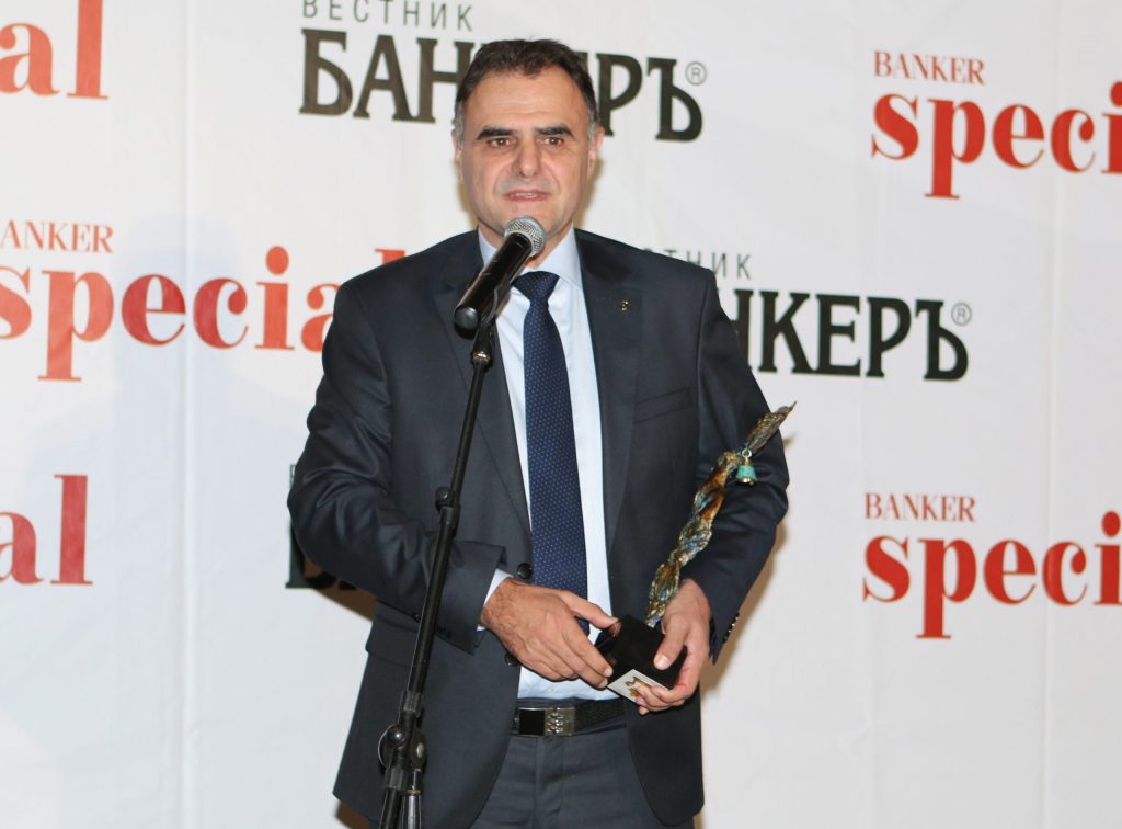Валентин Гълъбов 7 Банкер на годината Валентин Гълъбов - изпълнителен директор и председател на управителния съвет на Ти Би Ай банк