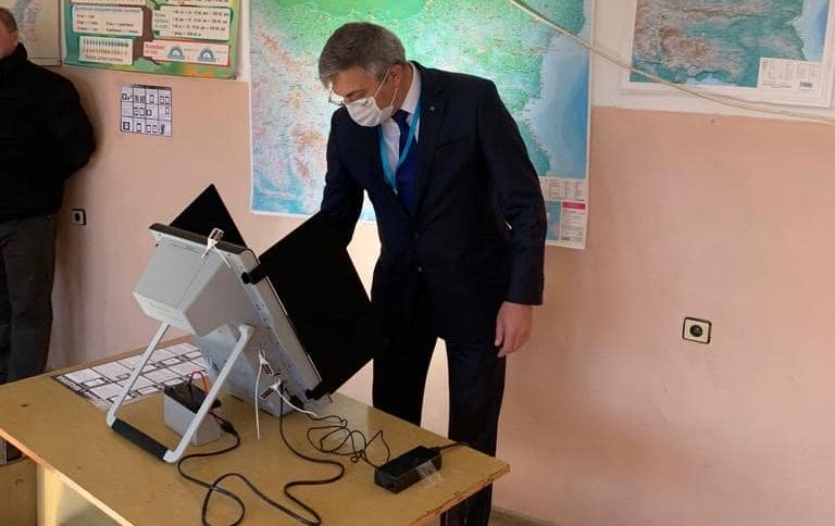 Мустафа Карадайъ гласува