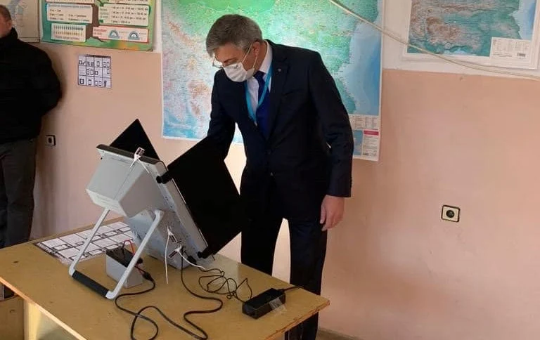 Мустафа Карадайъ гласува