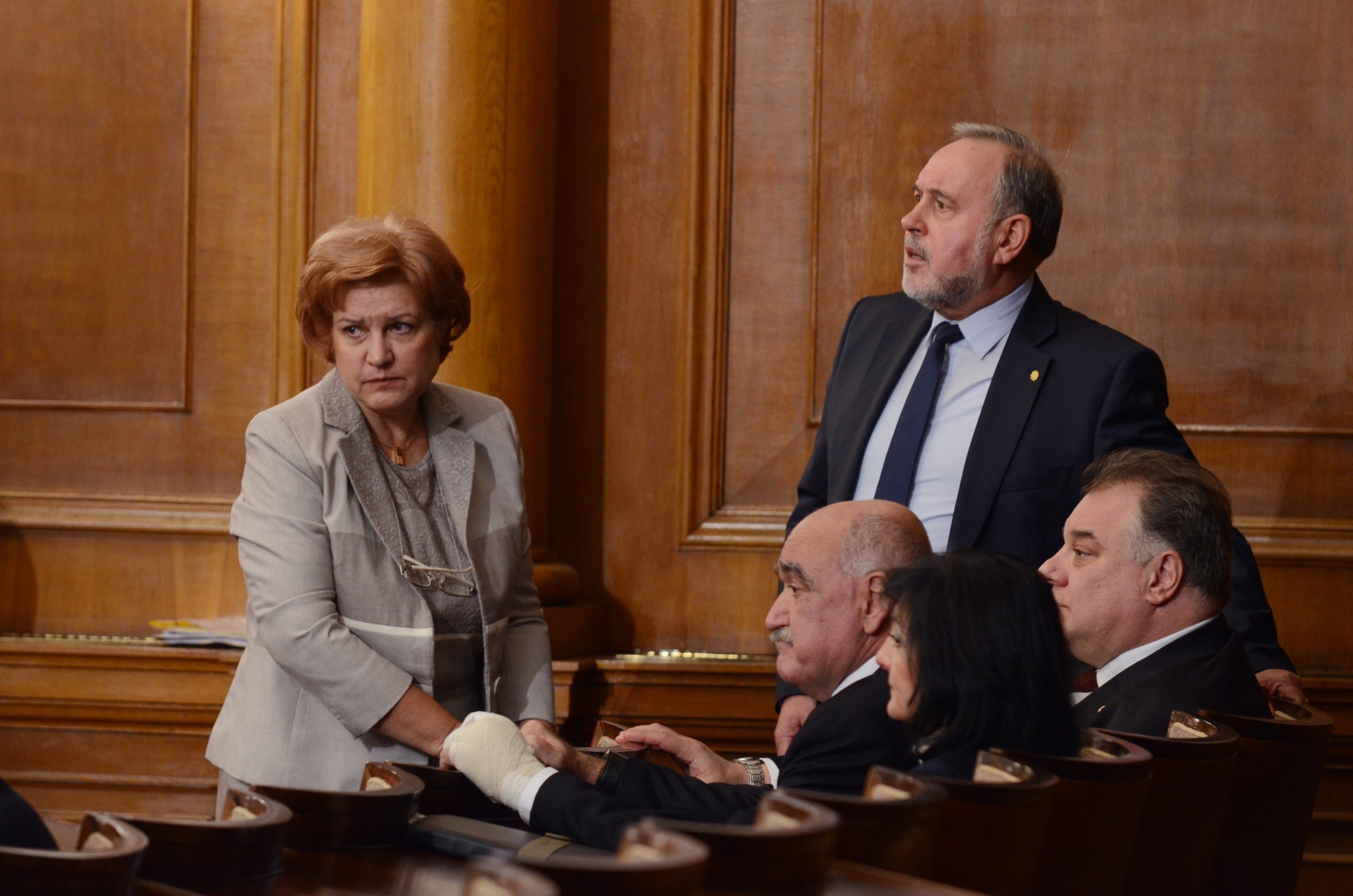 Парламент бюджет Менда Стоянова Славчо Велков Мирослав Ненков