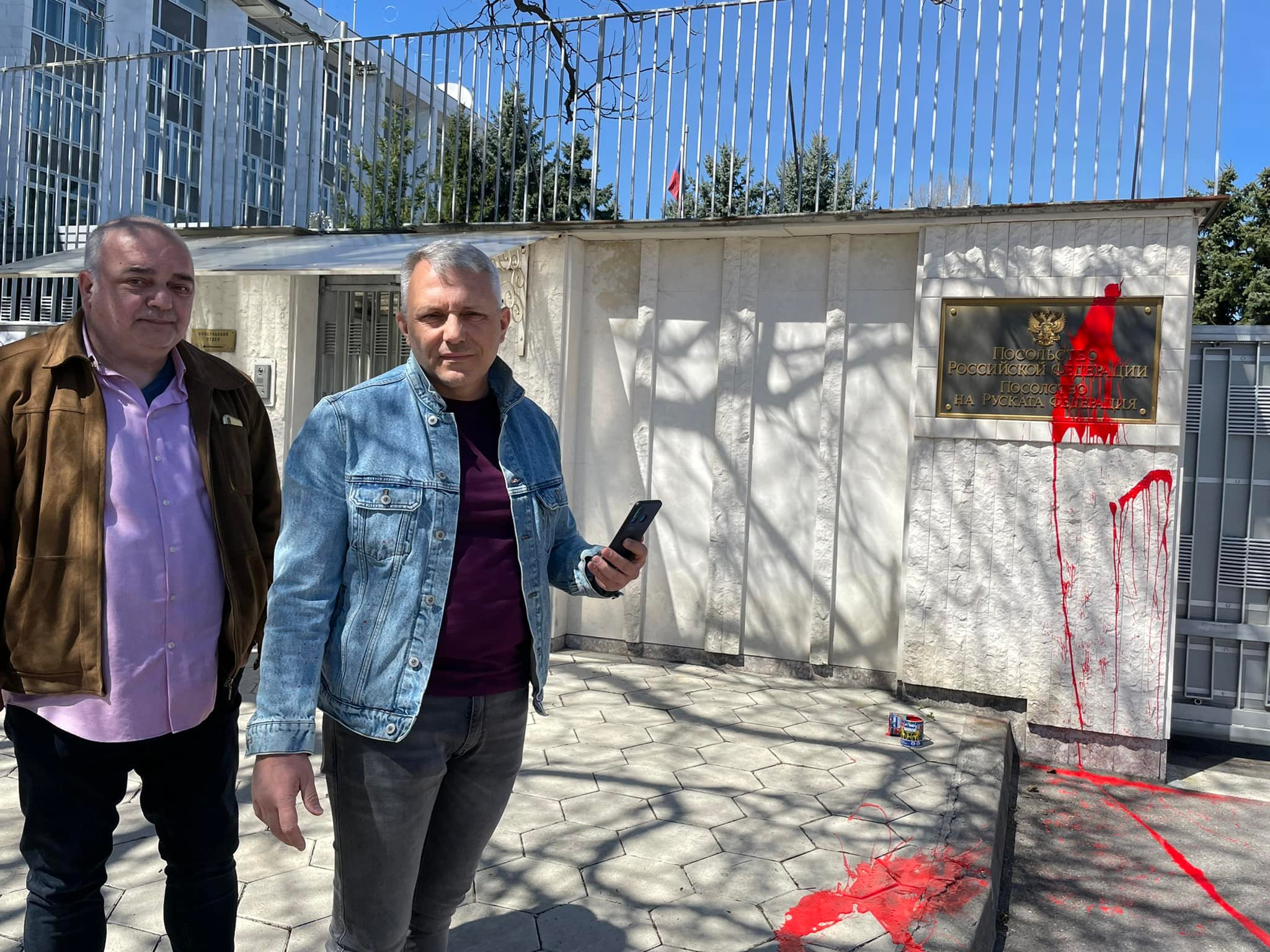 Николай Хаджигенов и Арман Бабикян заляха с червена боя руското посолзтво