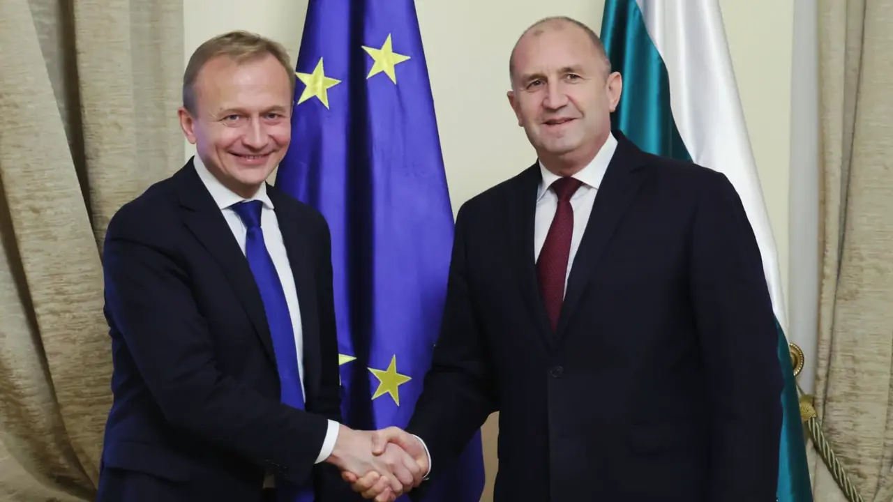 България работи за намаляване на бюджетния дефицит за 2027 г., но при отчитане на ефектите в социалната сфера и икономиката, заяви Румен Радев