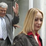 Съдията от ВАС Николай Урумов поздравява весело медиите след изслушването му във ВСС.