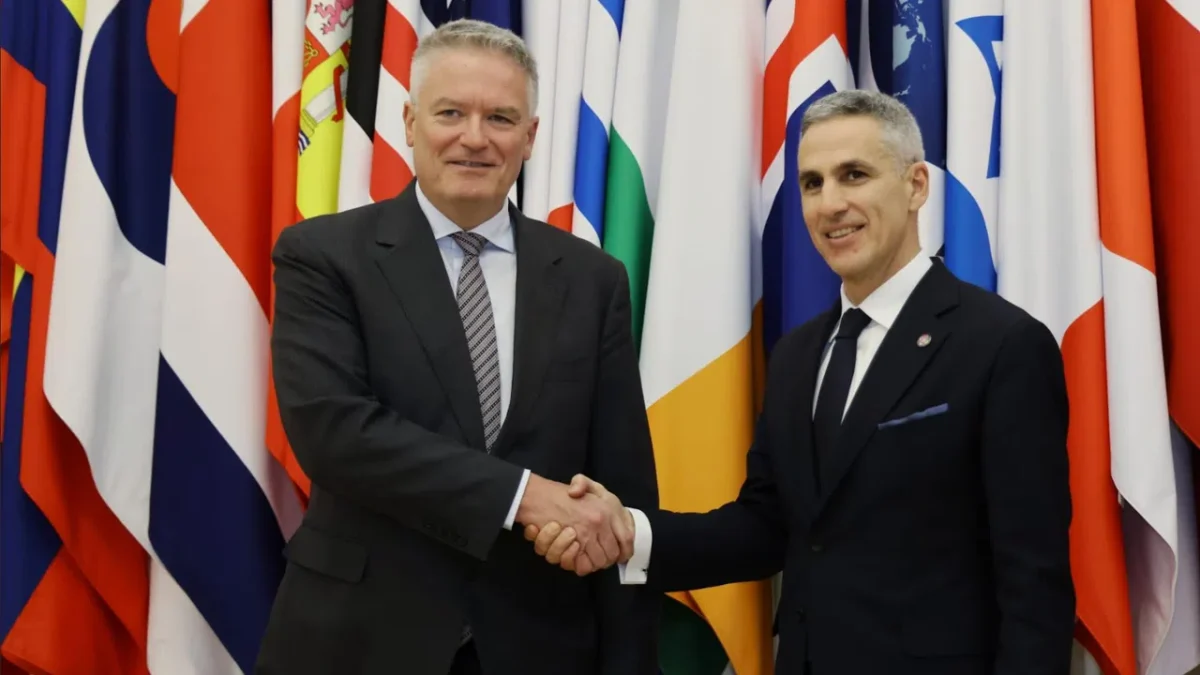 Премиерът Андрей Гюров разговаря с генералния секретар на ОИСР Матиас Корман