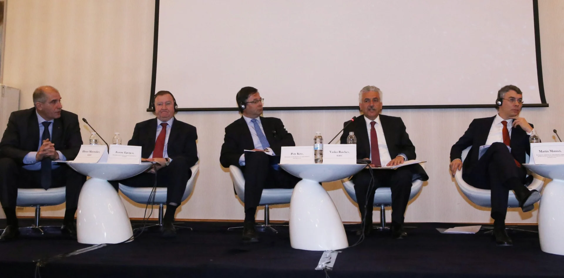 Конференция на ИДЕС : "Одиторската професия в контекста на новото европейско законодатеслтво Христо Маврудиев - ИДЕС  Петр Криц - президент на Федерацията на европейските счетоводители Васко Райчев - ИДЕС Мартин Мануци - регионален директор по европейските въпроси на Института на експерт-счетоводителите в Англия