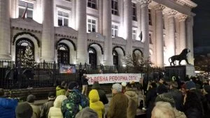 Инициативата "Правосъдие за всеки" провежда пореден протест пред Съдебната палата в София. Акцията е този път е под наслов "Вън Пеевски от съдебната власт"