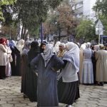 Стотици мюсюлмани се обявиха в защита на радикалните си единоверци.