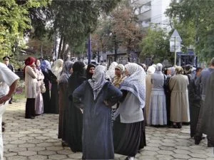 Стотици мюсюлмани се обявиха в защита на радикалните си единоверци.