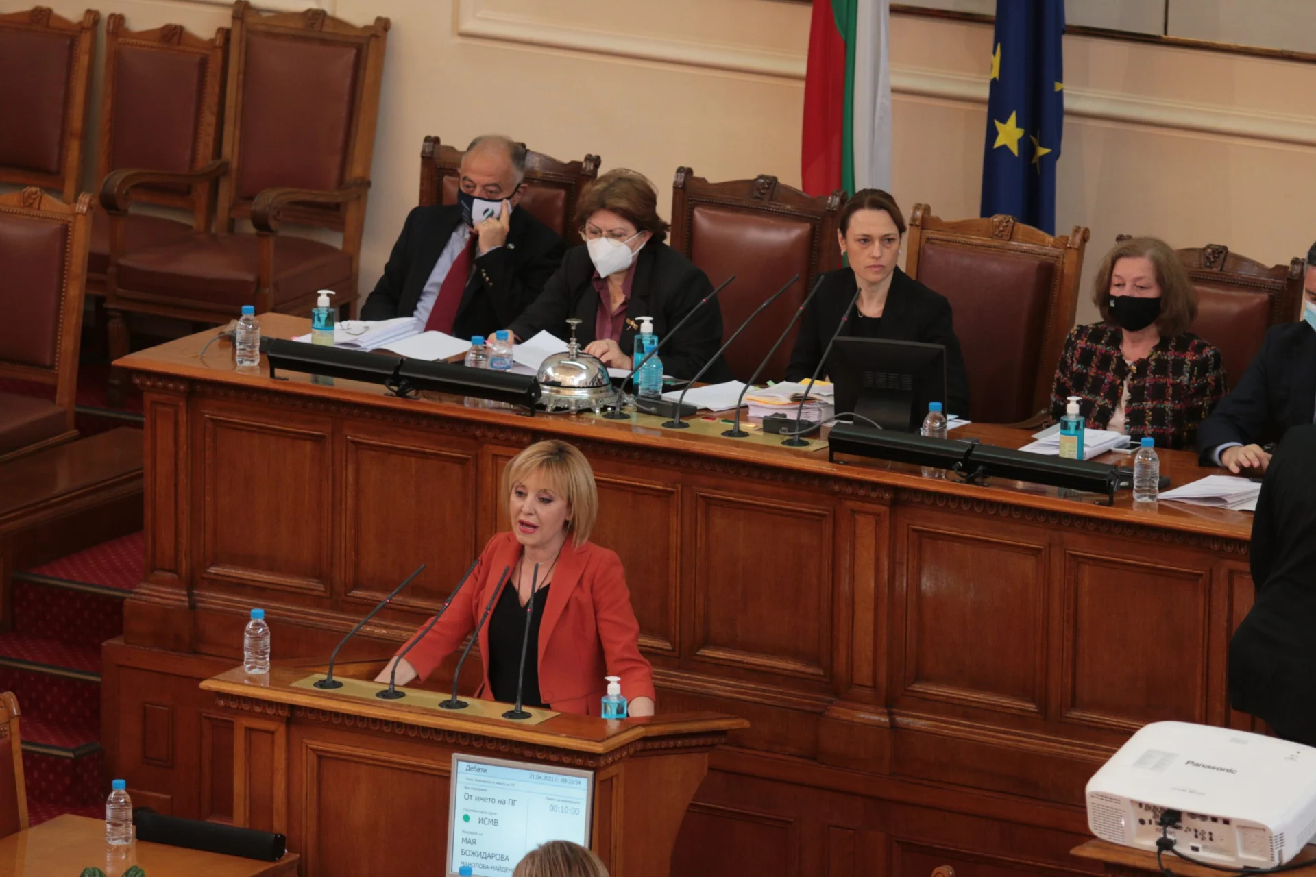 Парламент Мая Манолова