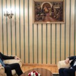 Президентът Румен Радев (вляво) и еврокомисарят по разширяването Оливер Вархеи