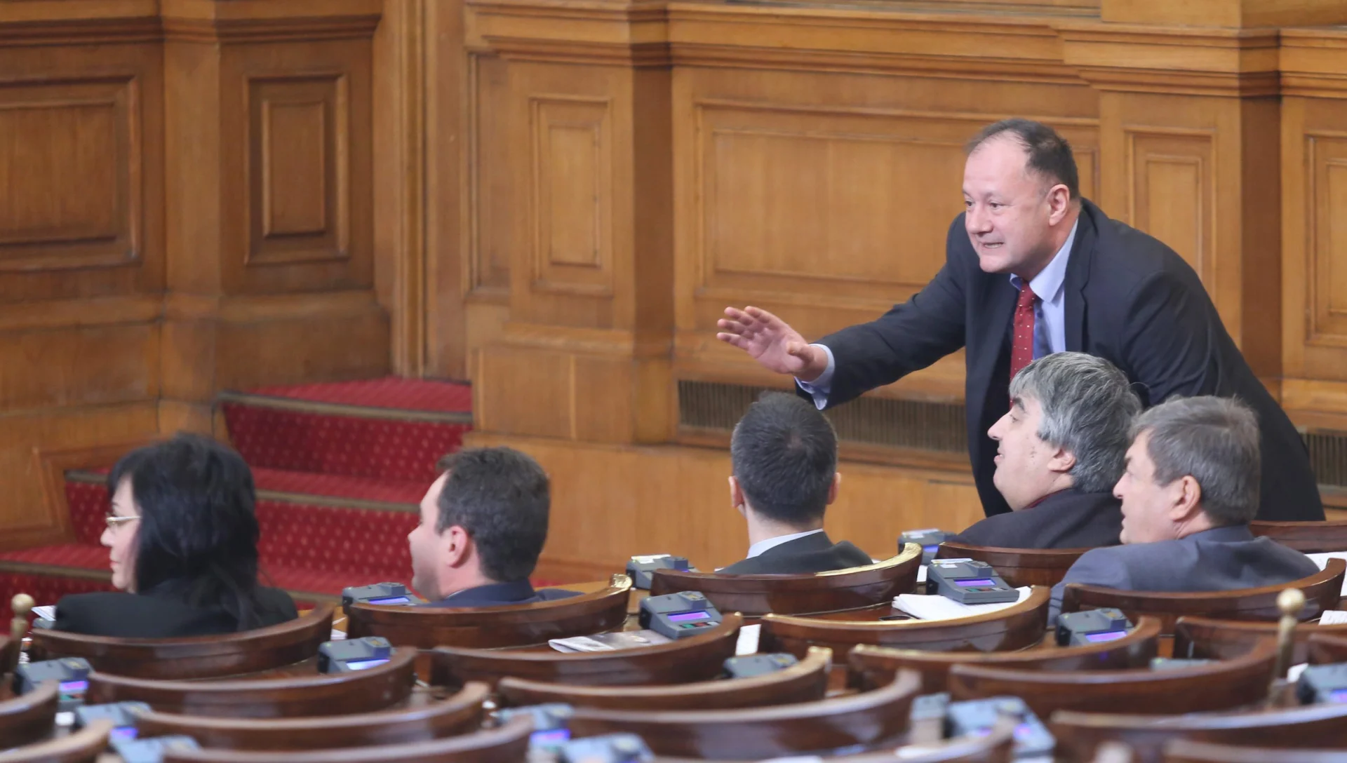 Парламент Михаил Миков