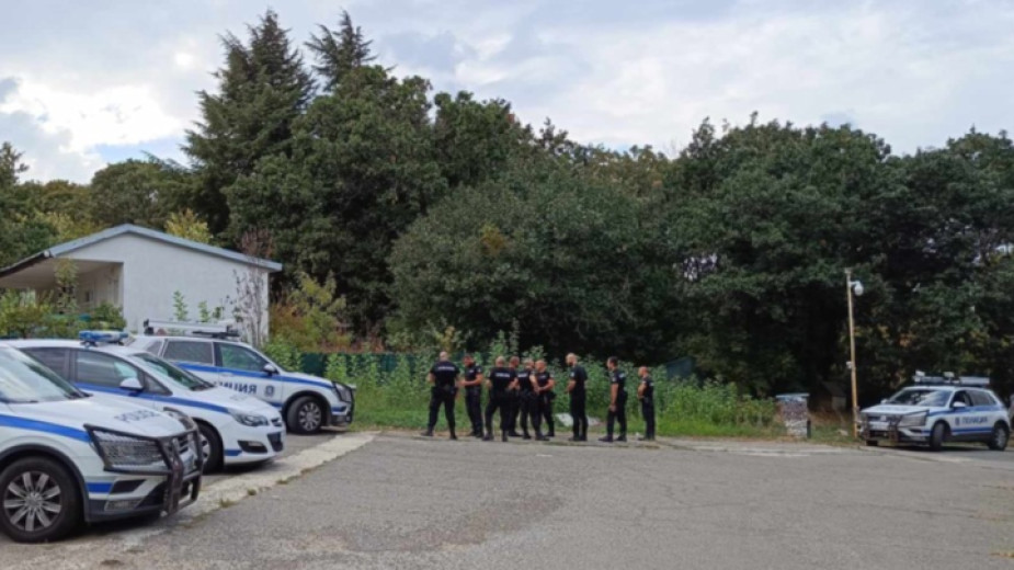 Засилиха полицейското присъствие и пред "сараите на Ахмед Доган" в парк "Росенец"