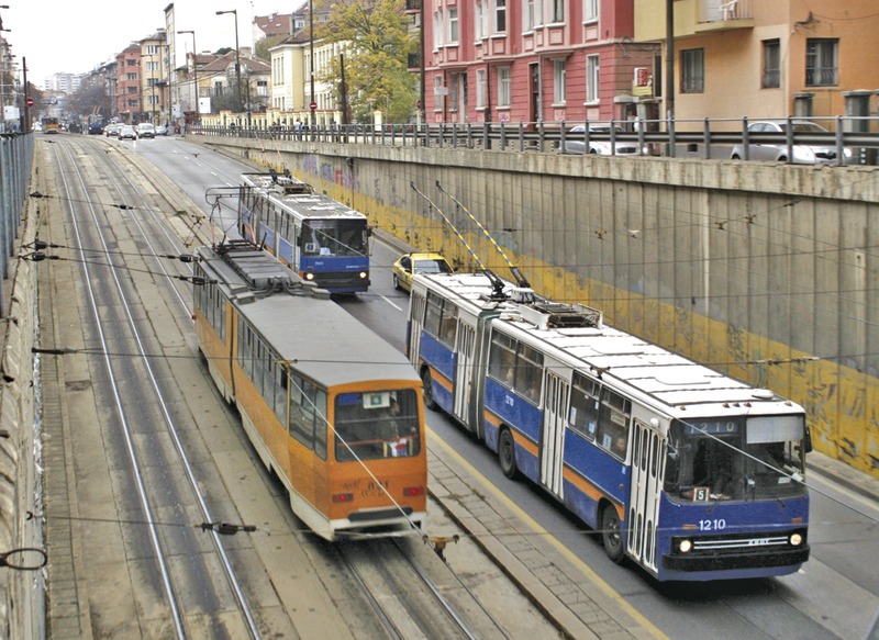 За почистването на тролеите и трамваите се харчат по близо един милион лева на година. Резултатът е видим за всички.