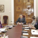 Главсекът на Еврокомисията Катрин Дей натиска с ледена усмивка българските управници по съдебните въпроси.