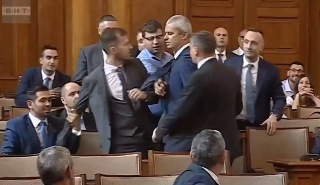И следващият парламент ще е бурен, кратък и безполезен 6 Парламент бой