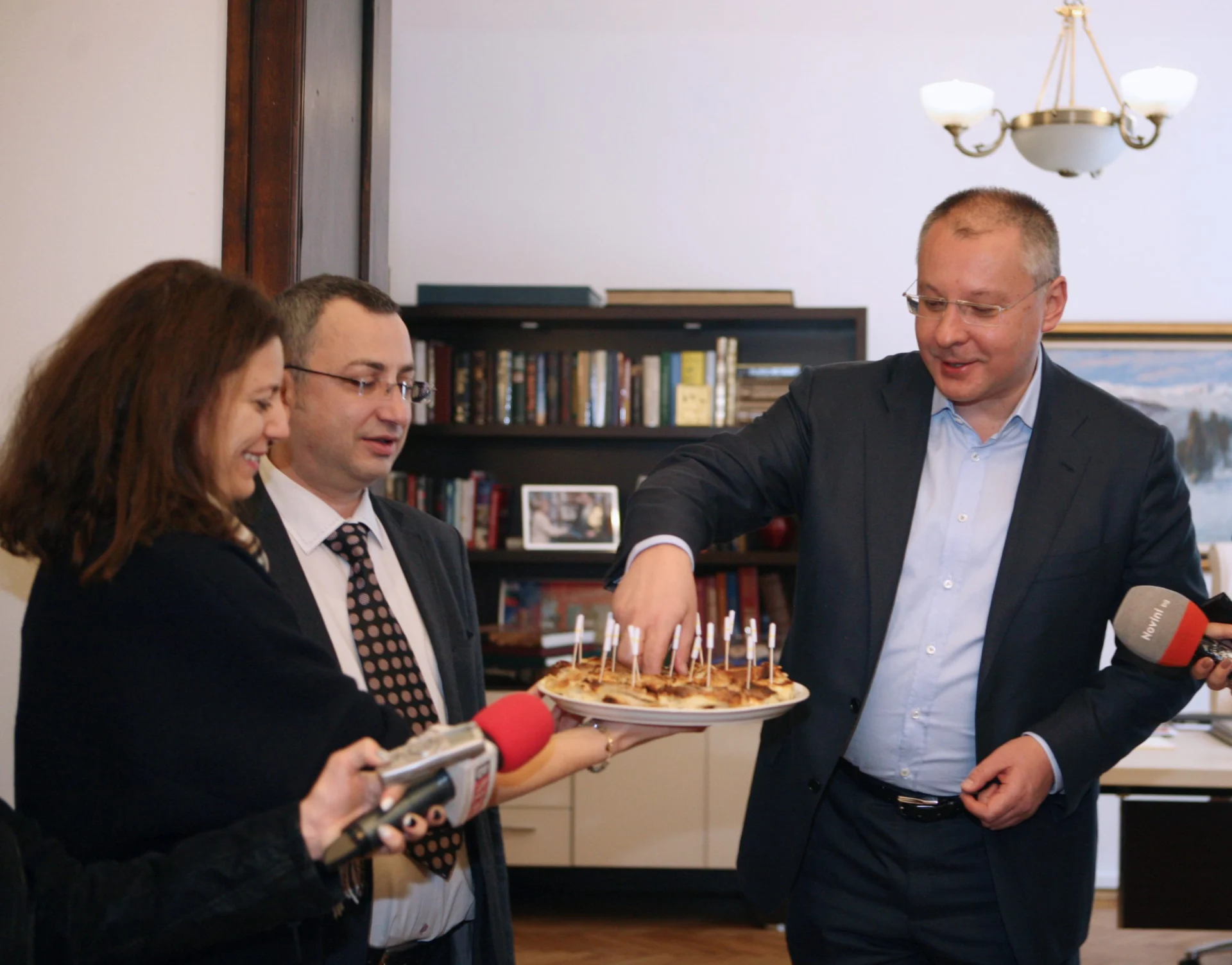 Сергей Станишев покани журналисти на традиционната баница с късмети
