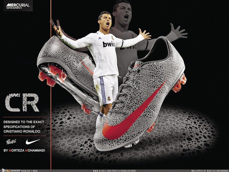 Кристияно Роналдо е рекламно лице на футболните обувки “Меркюриъл Вайпър”.