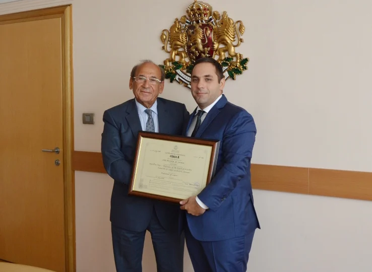 Министърът на икономиката Емил Караниколов връчи сертификат за инвестиция клас А на „САРК България“===