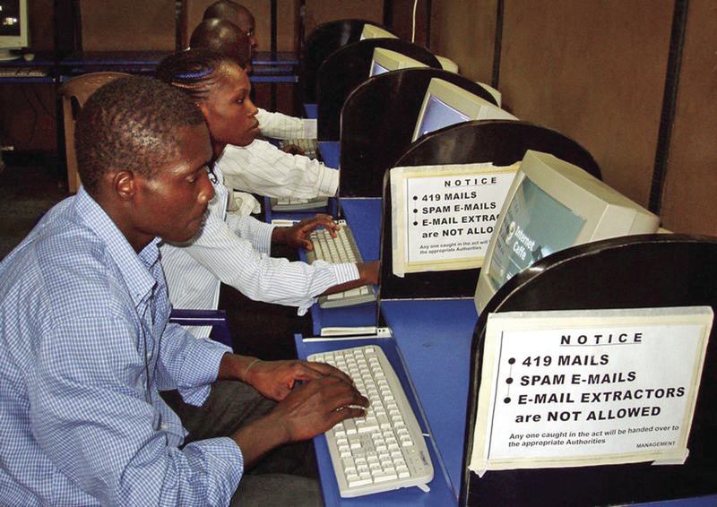 Онлайн измамниците работят в екип.