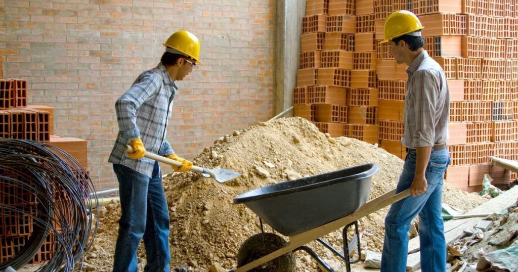 Расте броят на работещите българи 4 строителни работници строители