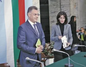 Двамата говорители на ЦИК Камелия Нейкова и Александър Андреев обявиха