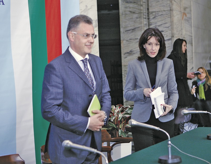 Двамата говорители на ЦИК Камелия Нейкова и Александър Андреев обявиха