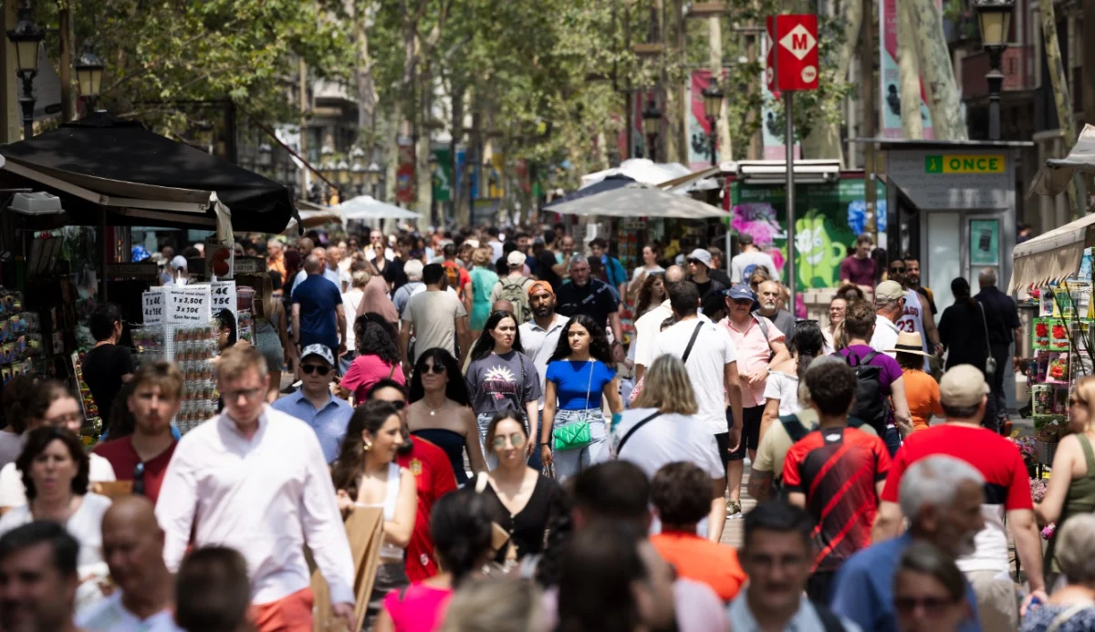 Испания на война с Airbnb 3 Барселона обикновено изглежда така - по време на разгара на летния сезон.