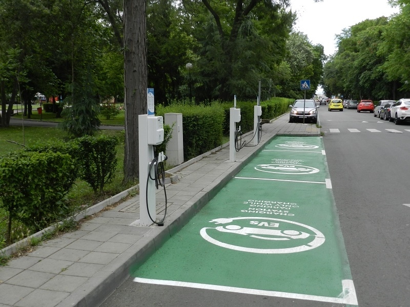 Бързи зарядни станции за е-автомобили на „ЕСО Чардж“ в Бургас