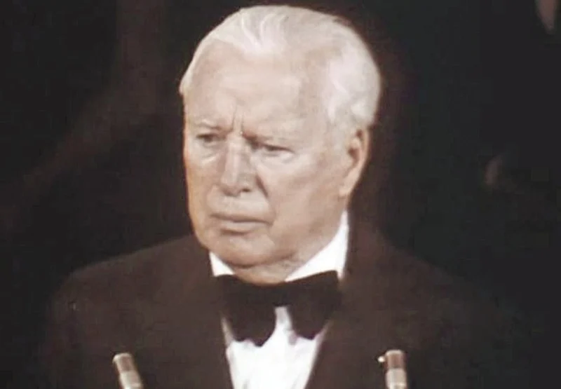 Така изглежда Чаплин на церемонията през 1972-а