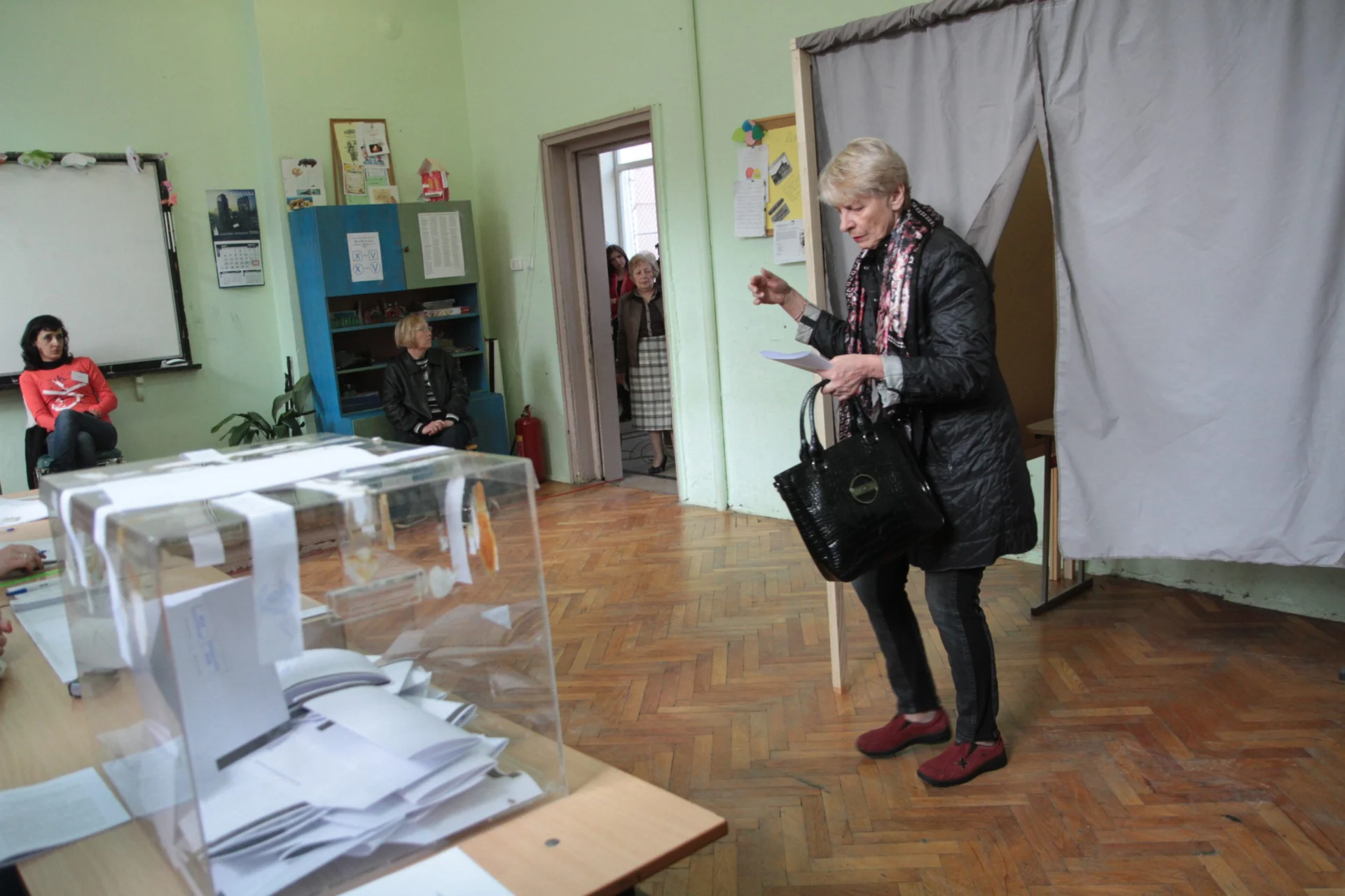 Парламентарни избори гласуване урна гласоподаватели...