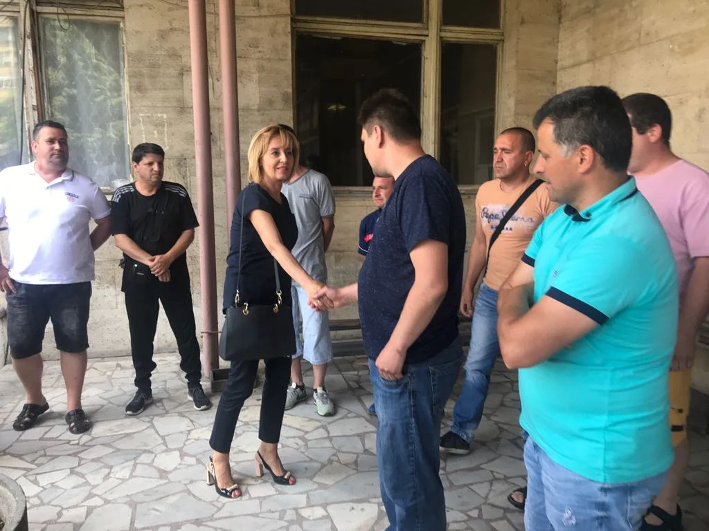 мая манолова