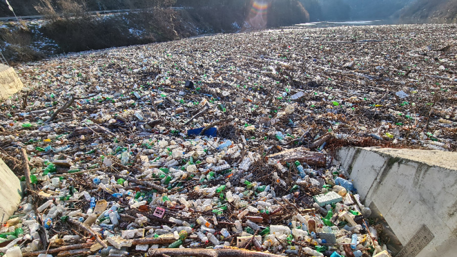 Плаващо сметище от тонове боклуци се образува по река Искър