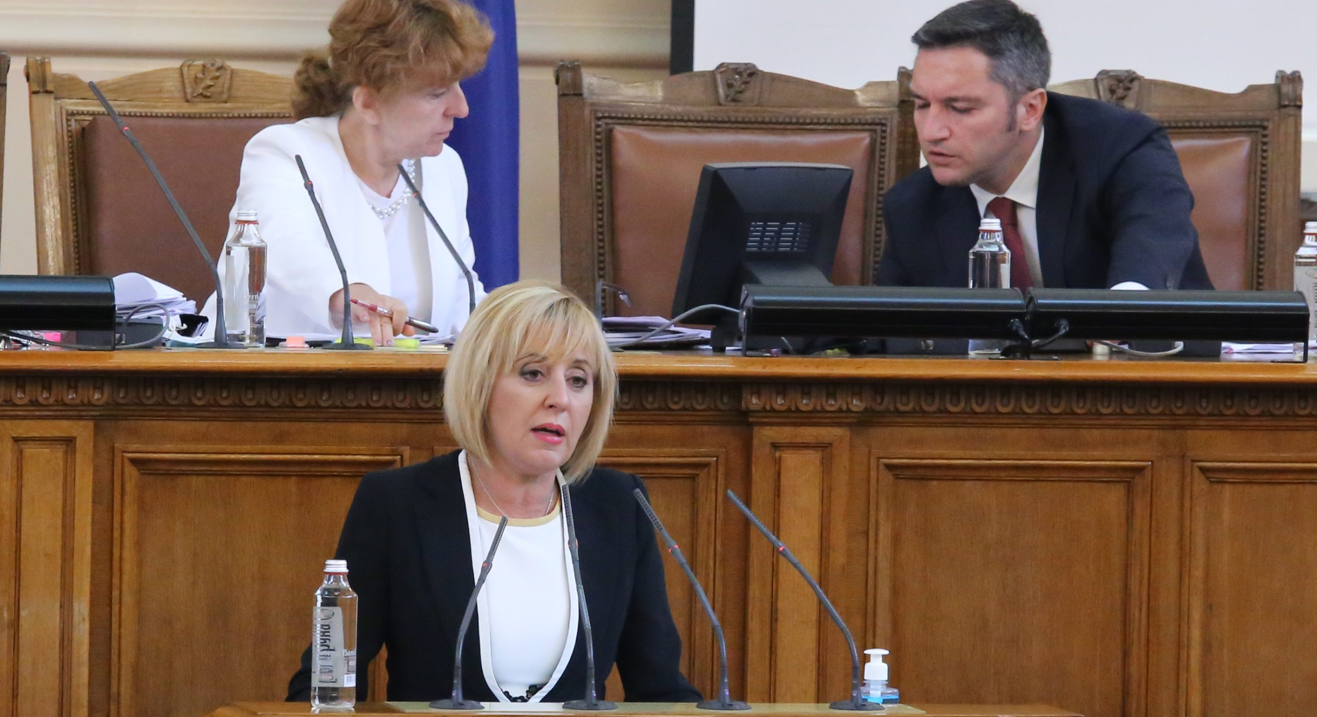 Парламент Мая Манолова