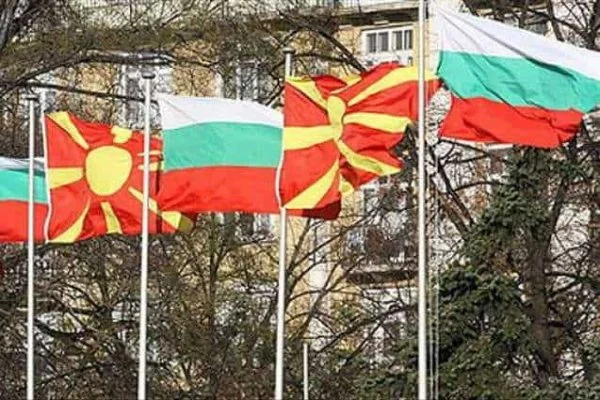 македонски и български знамена