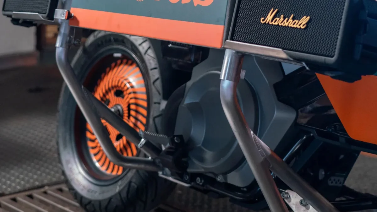 BMW и Deus Ex Machina създават уникален електрически мотоциклет с DJ пулт