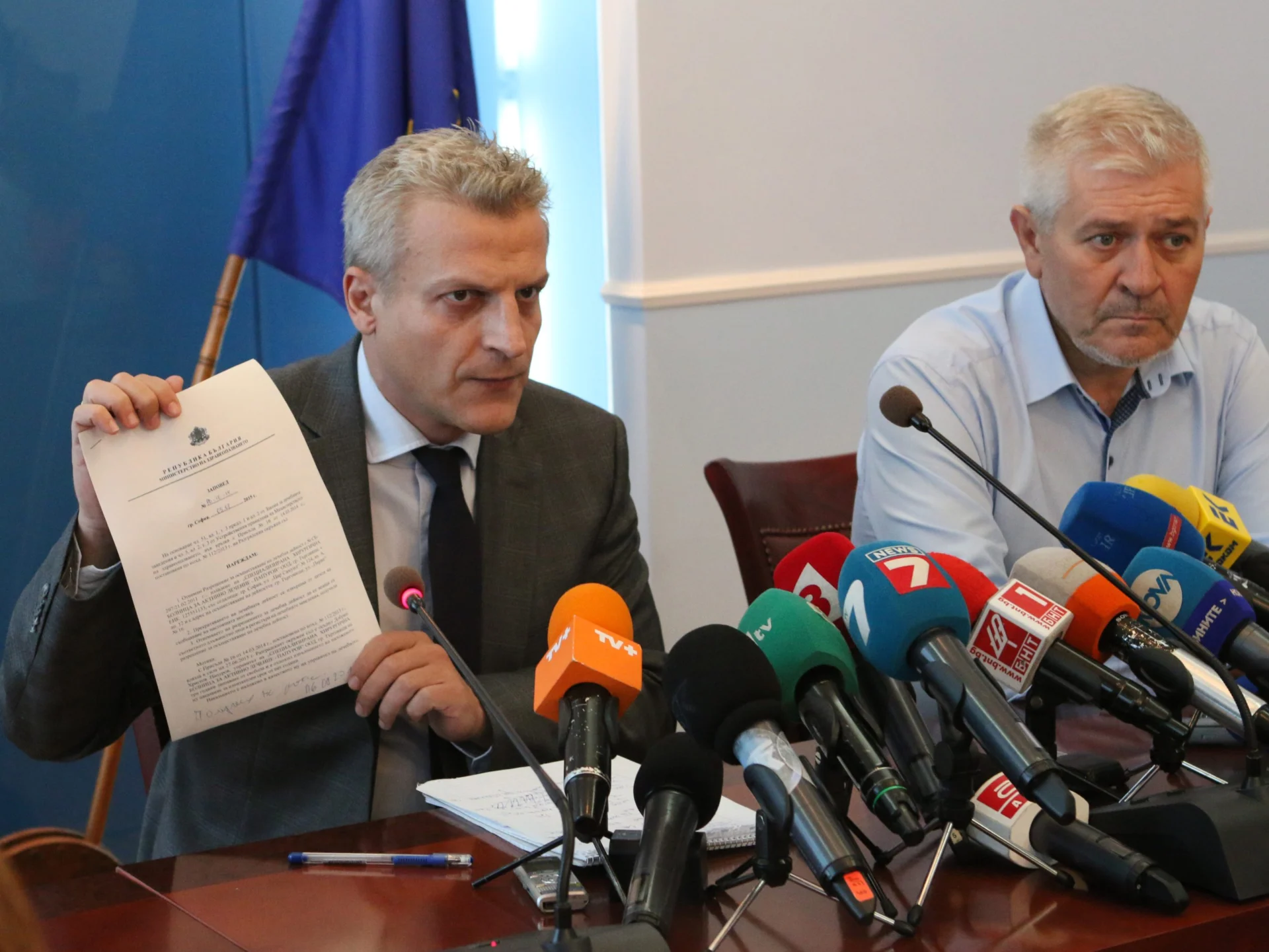 Министерство на здравеопазването Здравният министър Петър Москов отнема от днес разрешително на специализираната хирургична болница "Папуров" в Търговище. Основанието е