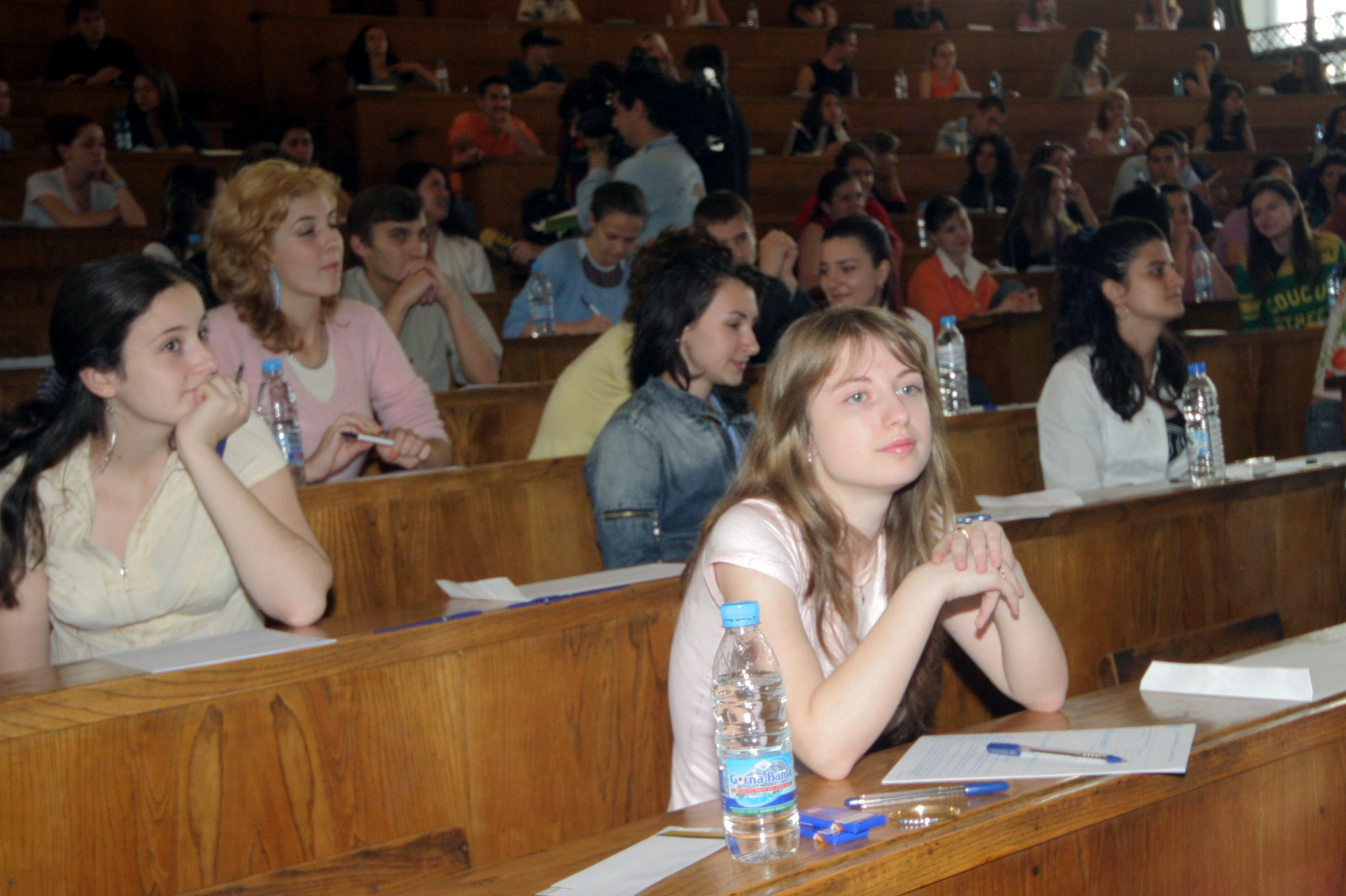 УниверситетСтуденти - изпит по литература студенти