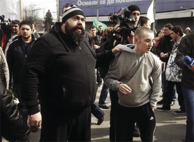 Баща задържа преди дни на протест в столицата убиеца на сина си.  Последва въпросът: “Защо този е тук