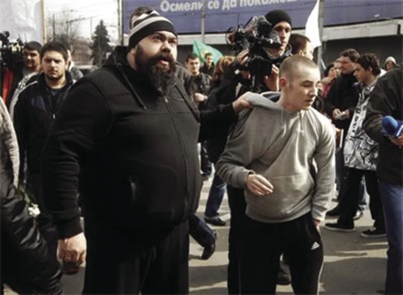 Баща задържа преди дни на протест в столицата убиеца на сина си.  Последва въпросът: “Защо този е тук