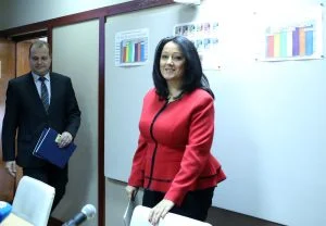 Министърът на регионалното развитие и благоустройството Лиляна Павлова и председателят на Управителния съвет на Агенция „Пътна инфраструктура“ инж. Лазар Лазаров представиха новите винетни стикери за 2016 г