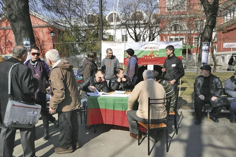 От протестната енергия останаха няколкото палатки зад парламента...