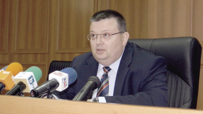 Победата на Сотир Цацаров изглежда предизвестена.