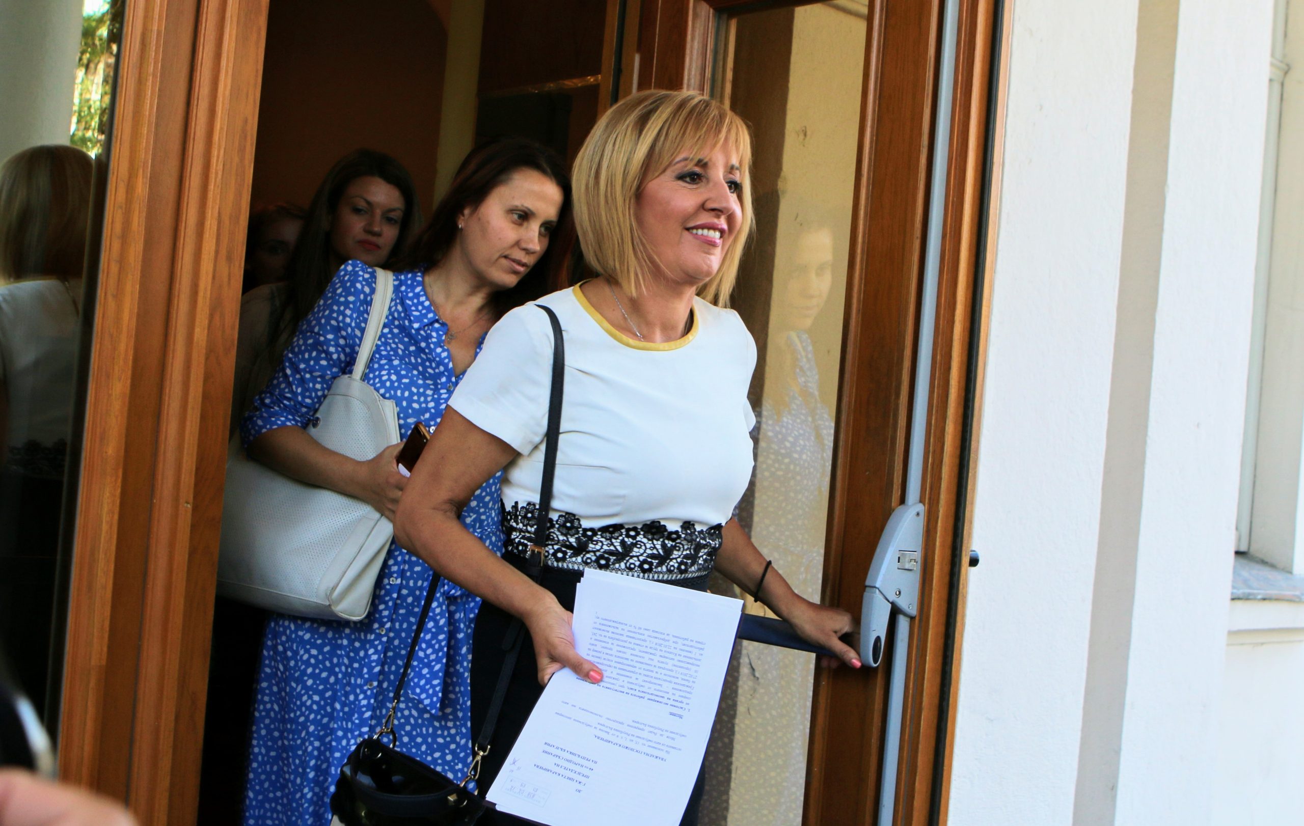 Мая Манолова подава оставка