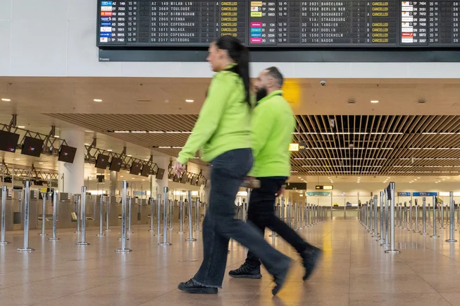 Френските авиодиспечери планират стачка, която може да засегне хиляди полети