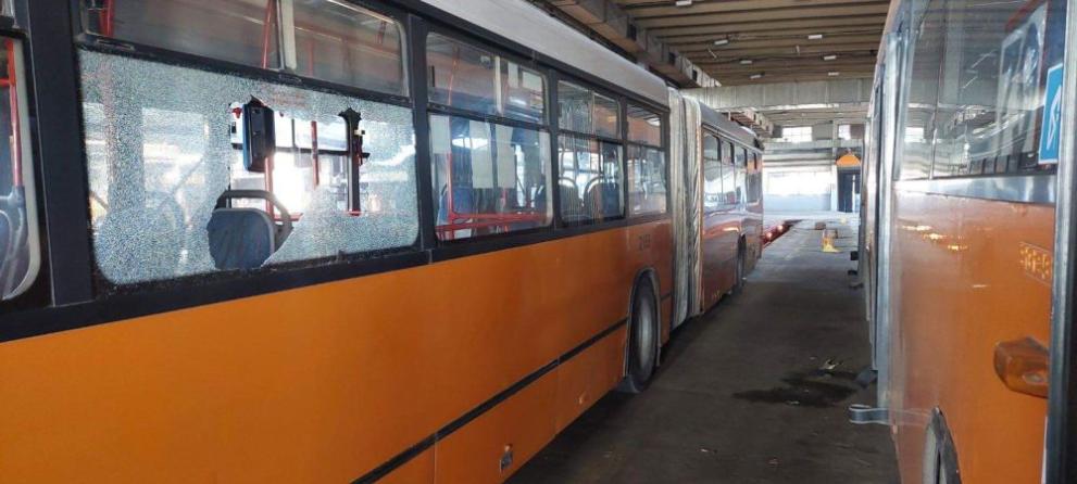 повредени автобуси