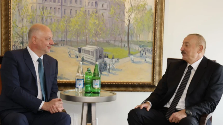 Премиерът Росен Желязков (вляво) и президентът на Азербайджан Илхам Алиев (вдясно) разговарят в Ню Йорк.