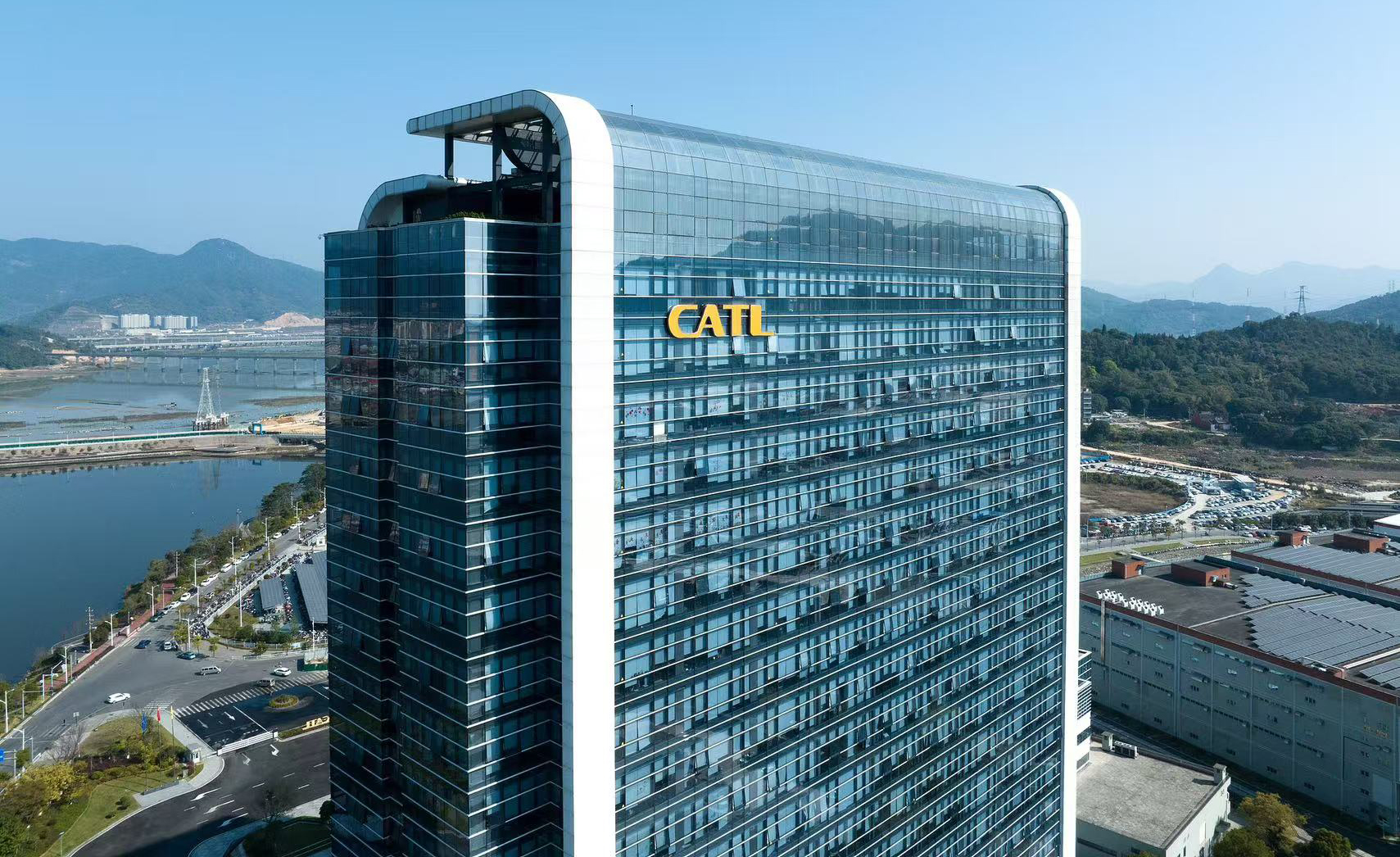 Китайската CATL пуска нов стандарт за сменяеми батерии