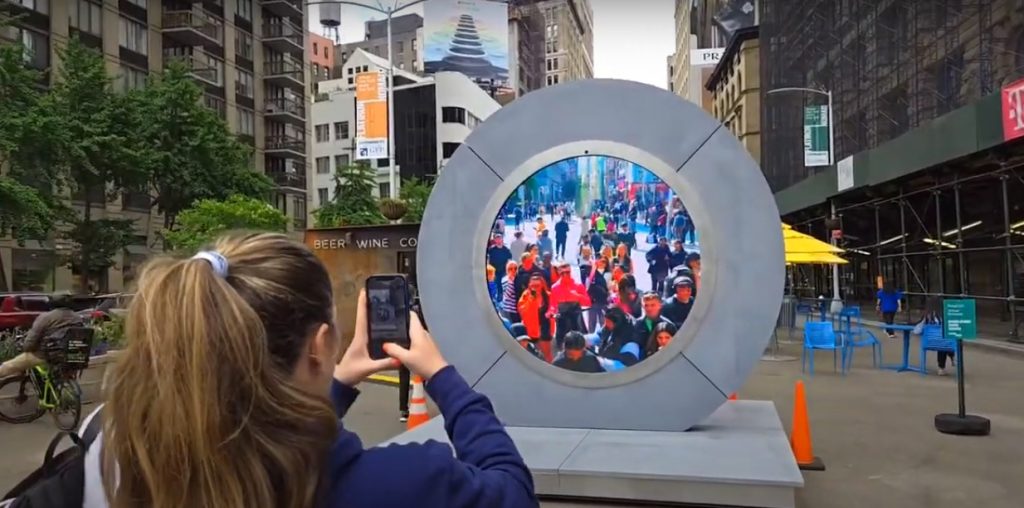 Инсталация до Flatiron Building отваря портал в реално време между Ню Йорк и Дъблин