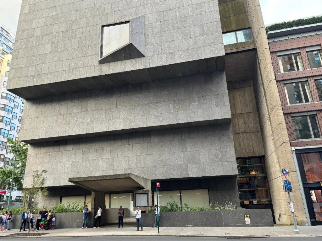 Sotheby’s инвестира 100 млн. долара в обновяване на сградата Бройер