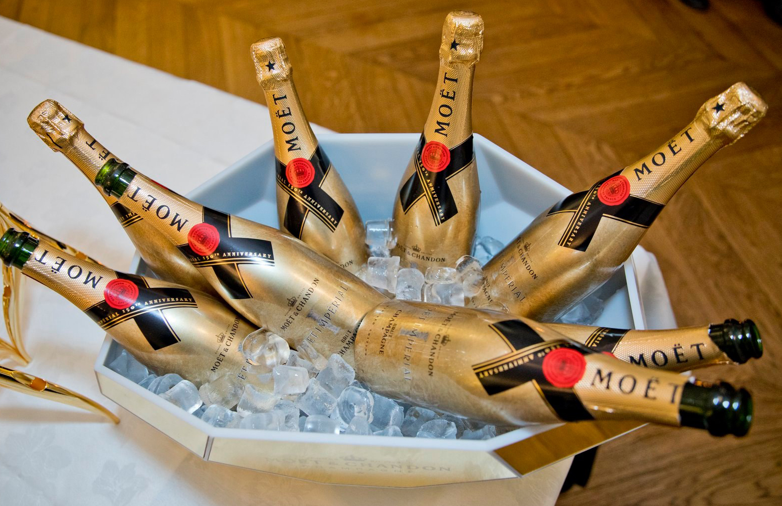 LVMH прогнозира трудна година за шампанското, с 15% спад в продажбите